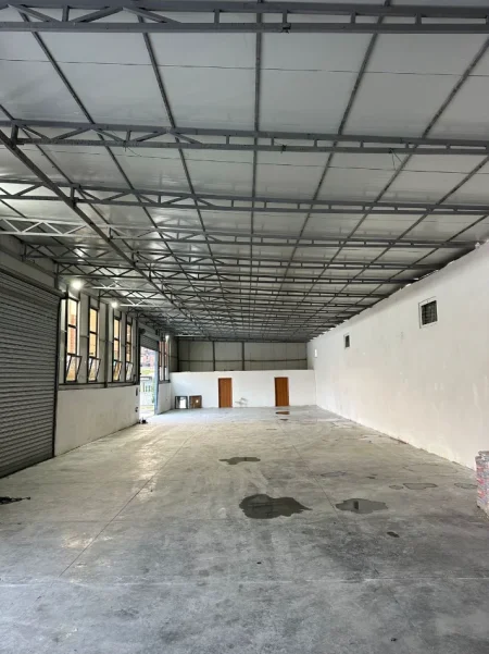 Tirane, jepet me qera magazine Kati 0, 524 m² 2.100 € (VORE)