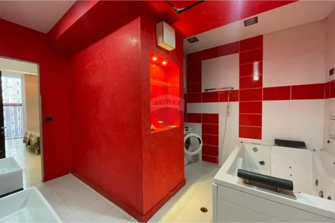 Tirane, jepet me qera apartament 2+1 Kati 3, 130 m² 1.100 € (Sheshi Willson)