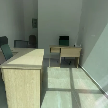 Tirane, jepet me qera zyre Kati 0, 20 m² 350 € (KOMUNA E PARISIT)