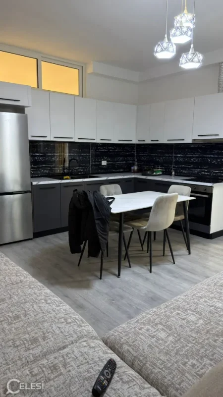 Tirane, jepet me qera apartament 2+1+Aneks+Ballkon Kati 3, 78 m² 700 € (5 MAJI)