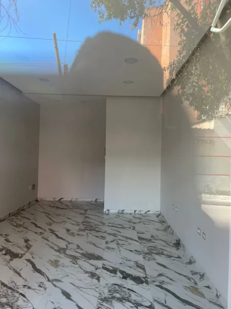 Tirane, jepet me qera zyre Kati 0, 30 m² 400 € (Prokuroria)