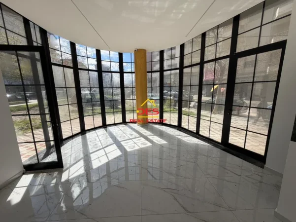 Vlore, jepet me qera ambjent biznesi Kati 0, 130 m² 1.500 € (Rruga Irakli Pylli)