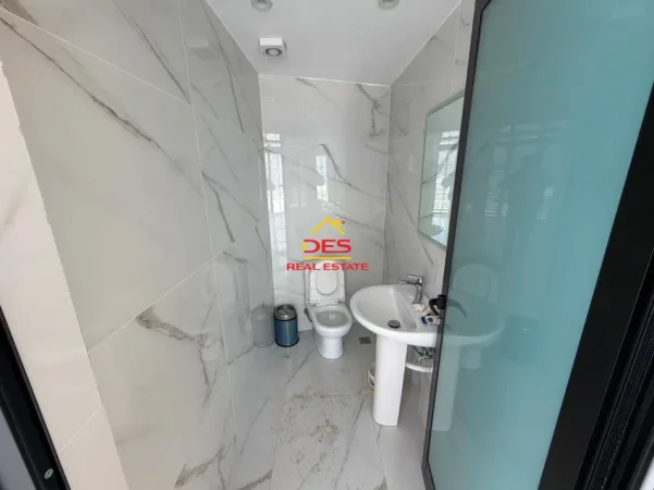 Vlore, jepet me qera ambjent biznesi Kati 0, 130 m² 1.500 € (Rruga Irakli Pylli)