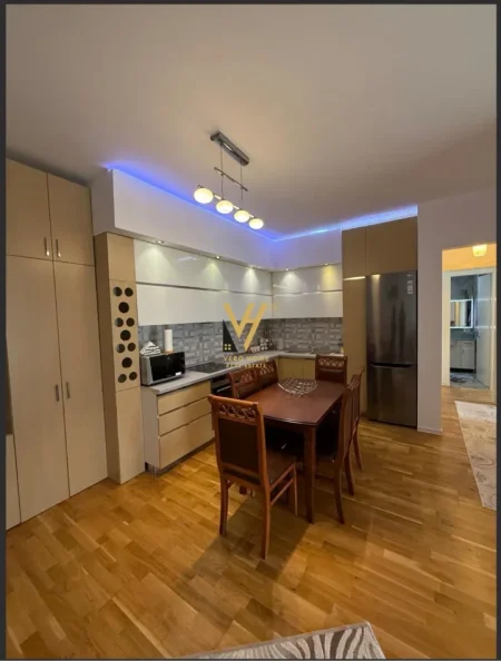 Tirane, jepet me qera apartament 2+1+Ballkon Kati 3, 110 m² 1.000 € (KOPSHTI BOTANIK)