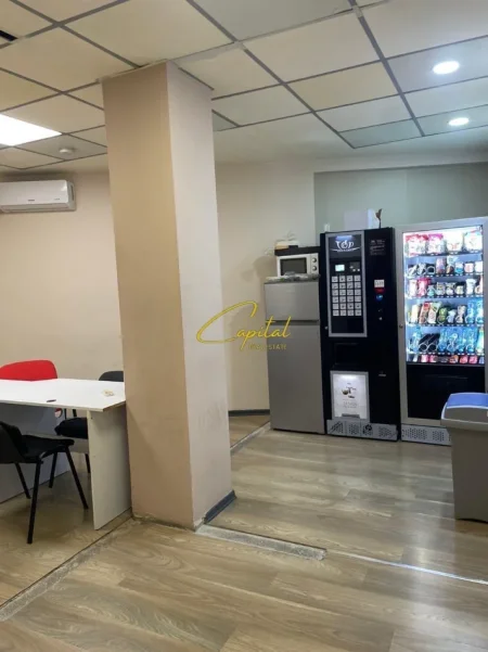 Tirane, jepet me qera zyre Kati 1, 306 m² 3.400 € (RRUGA E DIBRES)