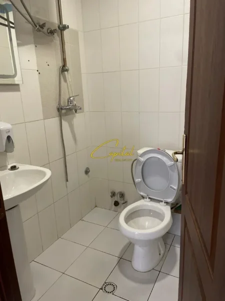 Tirane, jepet me qera zyre Kati 1, 306 m² 3.400 € (RRUGA E DIBRES)
