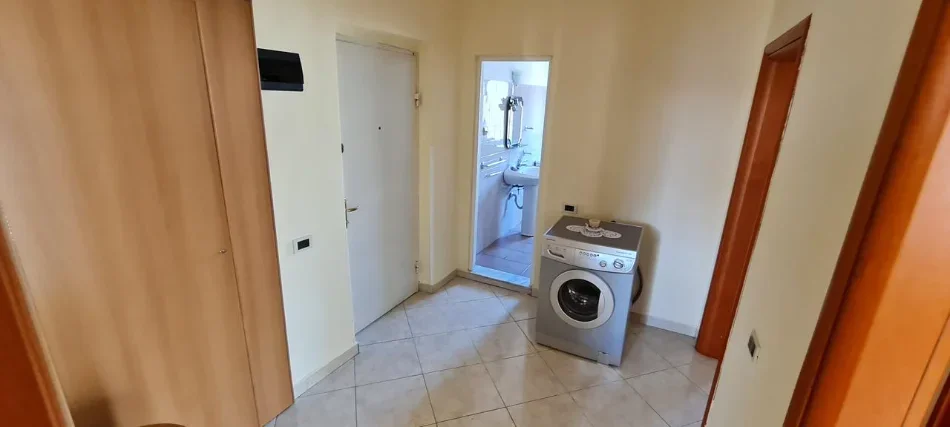 Tirane, jepet me qera apartament Kati 4, 87 m² 500 € (PAZARI I RI)