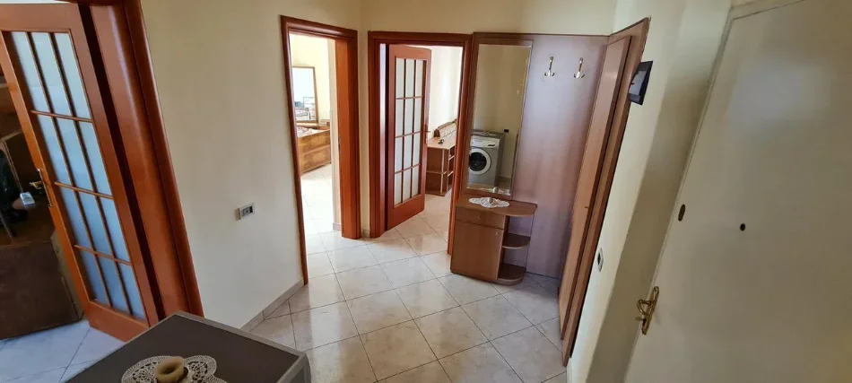 Tirane, jepet me qera apartament Kati 4, 87 m² 500 € (PAZARI I RI)
