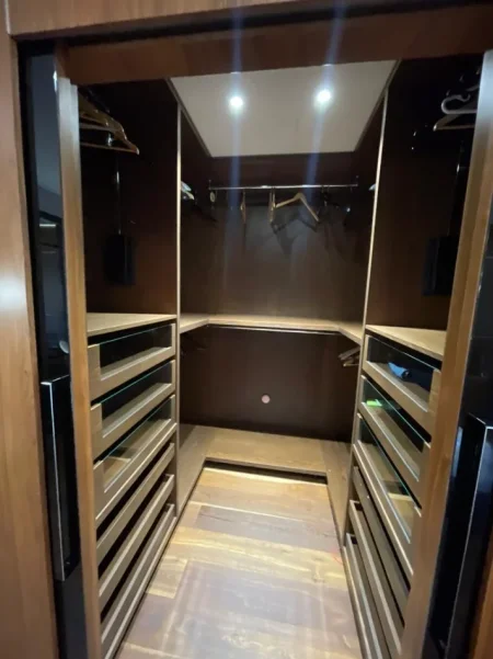 Tirane, jepet me qera apartament 2+1 Kati 3, 198 m² 1.600 € (kopshti botanik)