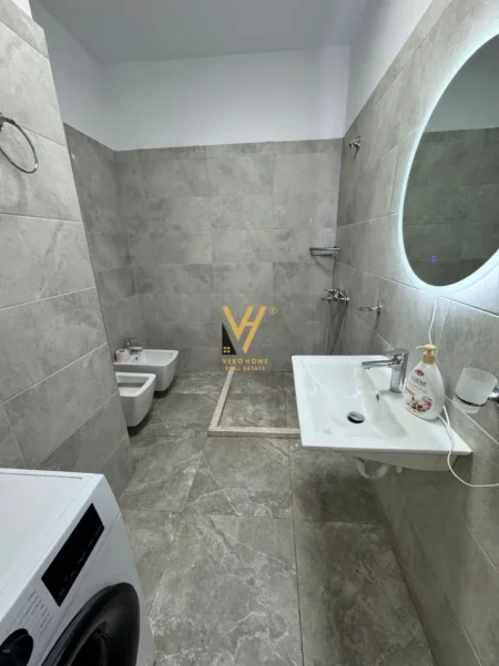 Tirane, jepet me qera apartament 1+1+Ballkon Kati 7, 68 m² 570 € (YZBERISHT)