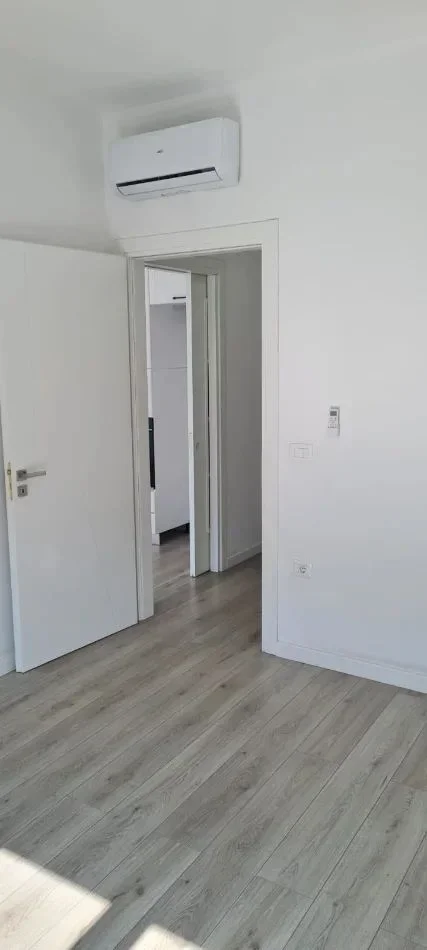Tirane, jepet me qera zyre Kati 7, 64 m² 450 € (PORCELAN)
