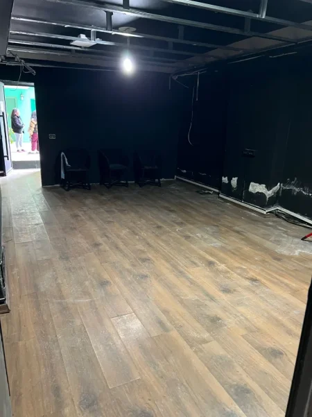 Tirane, jepet me qera dyqan Kati 0, 70 m² 600 € (KOMUNA E PARISIT)