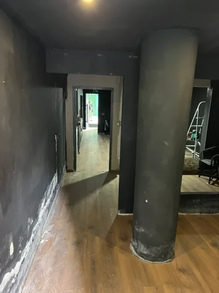 Tirane, jepet me qera dyqan Kati 0, 70 m² 600 € (KOMUNA E PARISIT)