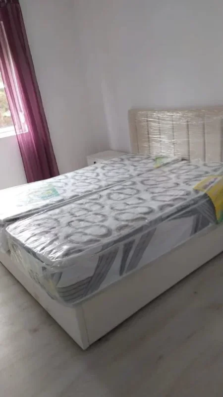 Tirane, jepet me qera apartament 1+1 Kati 3, 60 m² 500 € (Xhamlliku)