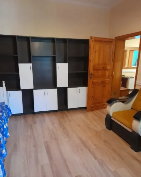 Tirane, jepet me qera apartament 2+1 Kati 1, 130 m² 650 € (KOMUNA E PARISIT)