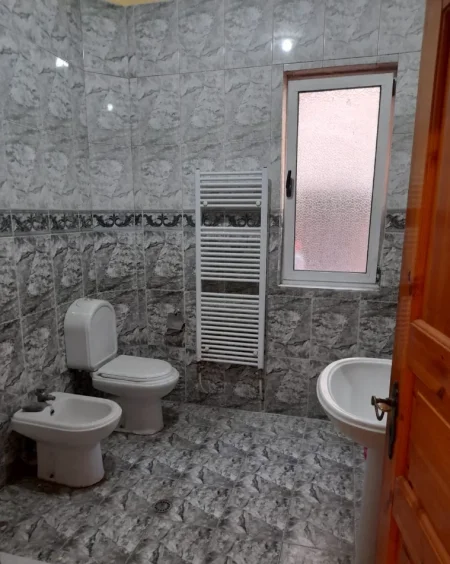 Tirane, jepet me qera apartament 2+1 Kati 1, 130 m² 650 € (KOMUNA E PARISIT)