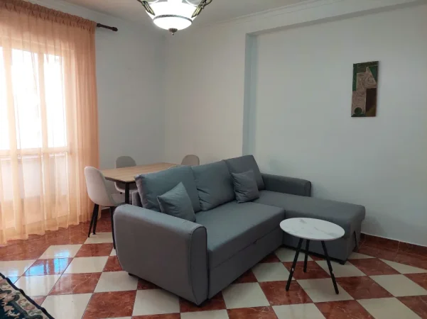 Tirane, jepet me qera apartment 2 +1 650 € Pas Kristalit