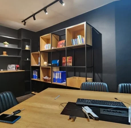 Tirane, jepet me qera zyre Kati 1, 85 m² 850 € (Stadiumi Dinamo, Prane Liqenit)