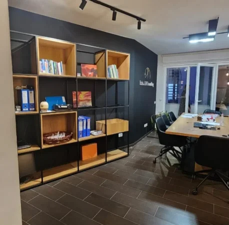 Tirane, jepet me qera zyre Kati 1, 85 m² 850 € (Stadiumi Dinamo, Prane Liqenit)