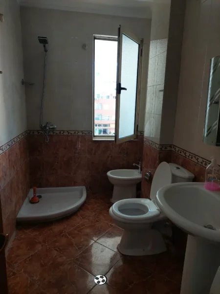 Tirane, jepet me qera apartment 2 +1 650 € Pas Kristalit