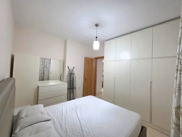 Tirane, jepet me qera apartament 1+1+Ballkon Kati 7, 60 m² 400€ (Bulevardi Migjeni Astir, tek bar Greis)