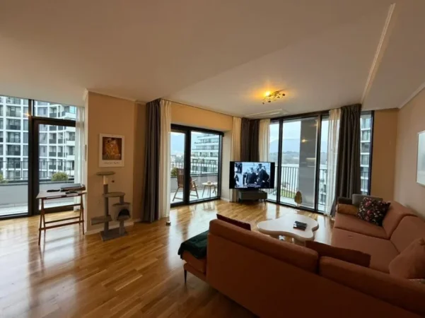 Tirane, jepet me qera apartament 2+1+Ballkon Kati 9, 140 m² 2.200 € (Liqeni artificial)