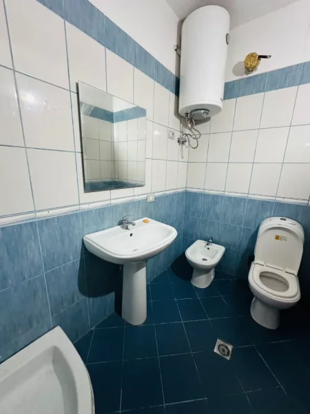 Tirane, jepet me qera apartament 2+1+Ballkon Kati 2, 99 m² 400 € 