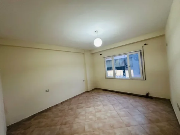 Tirane, jepet me qera apartament 2+1+Ballkon Kati 2, 99 m² 400 € 