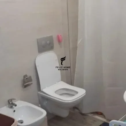 Tirane, jepet me qera apartament 1+1+Ballkon Kati 5, 72 m² 550 € (RRUGA E KAVAJES)