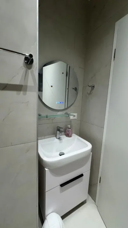 Tirane, jepet me qera nga Pronari, pa-komision apartament 1+1+Ballkon Kati 8, 560 € (Rezidenca Kadiu)