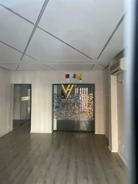 Tirane, jepet me qera zyre Kati 0, 180 m² 3.000 € (BLLOK)