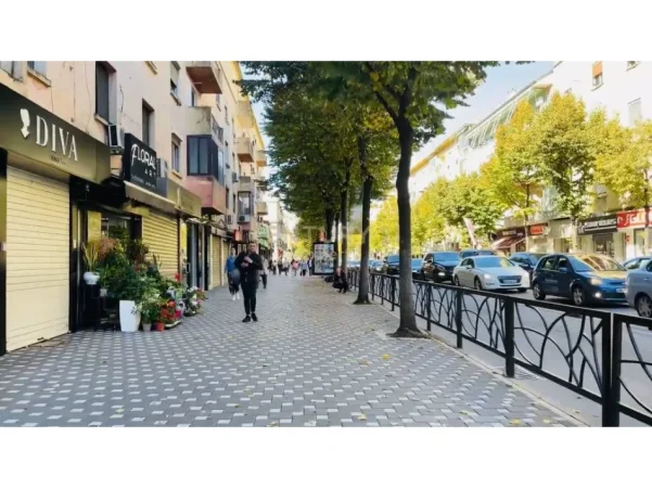 Tirane, jepet me qera ambjent biznesi Kati 0, 73 m² 5.500 € (Rruga e Durresit)