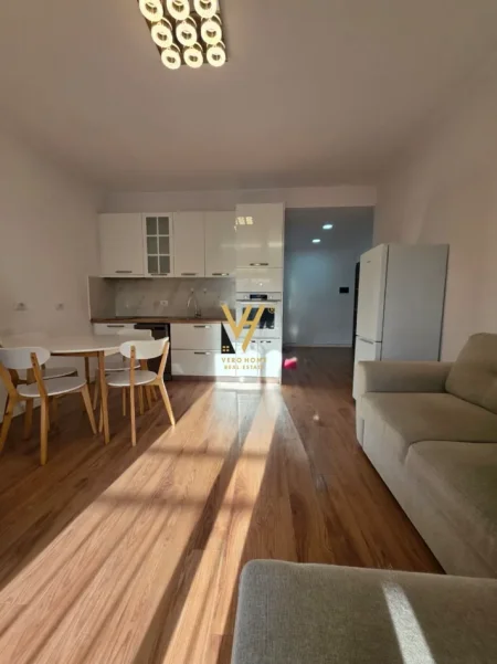 Tirane, jepet me qera apartament 1+1+Ballkon Kati 3, 70 m² 570 € (RRUGA FERIT XHAJKO)