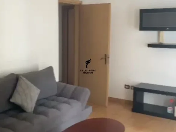 Tirane, jepet me qera apartament 2+1+Ballkon Kati 8, 100 m² 700 € (21 DHJETORI)