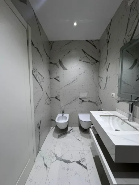 Tirane, jepet me qera apartament 2+1+Ballkon Kati 4, 104 m² 900 € 