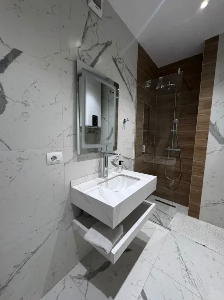 Tirane, jepet me qera apartament 2+1+Ballkon Kati 4, 104 m² 900 € 