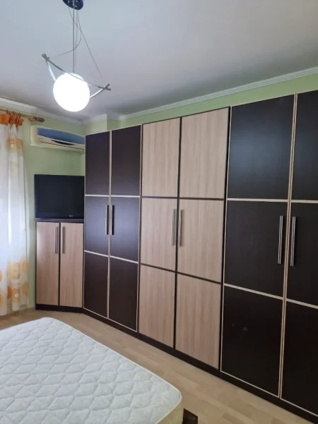 Tirane, jepet me qera apartament 2+1+Ballkon Kati 5, 106 m² 750 € (Rr. e Kosovareve, pranë Liqenit Artificial)
