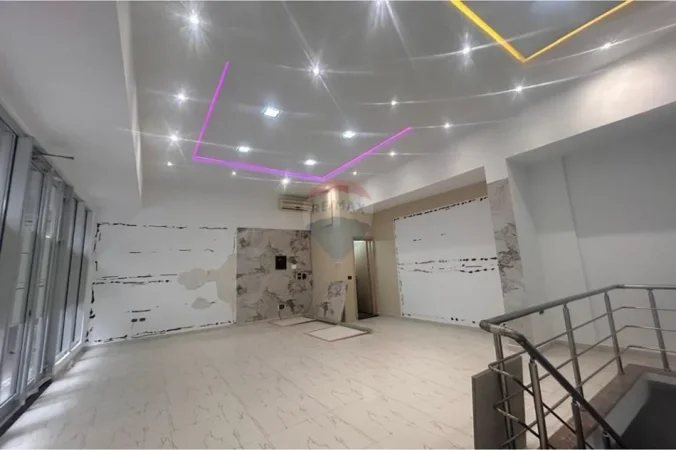 Vlore, shitet dyqan Kati 1, 112 m² 145.000 € (Bulevardi Ismail Qemali,pran Conad, Vlore)