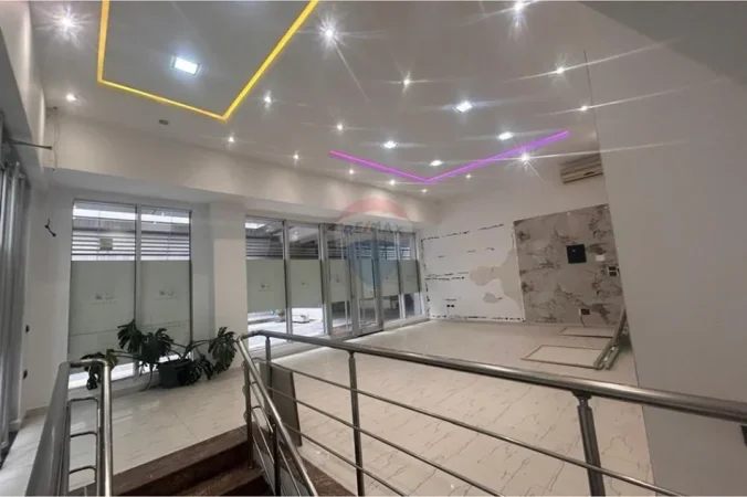 Vlore, shitet dyqan Kati 1, 112 m² 145.000 € (Bulevardi Ismail Qemali,pran Conad, Vlore)