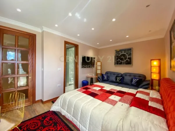 Tirane, jepet me qera apartament 3+1+Ballkon Kati 9, 138 m² 2.000 € (ish blloku)