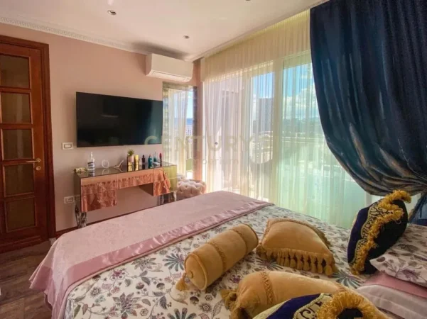 Tirane, jepet me qera apartament 3+1+Ballkon Kati 9, 138 m² 2.000 € (ish blloku)