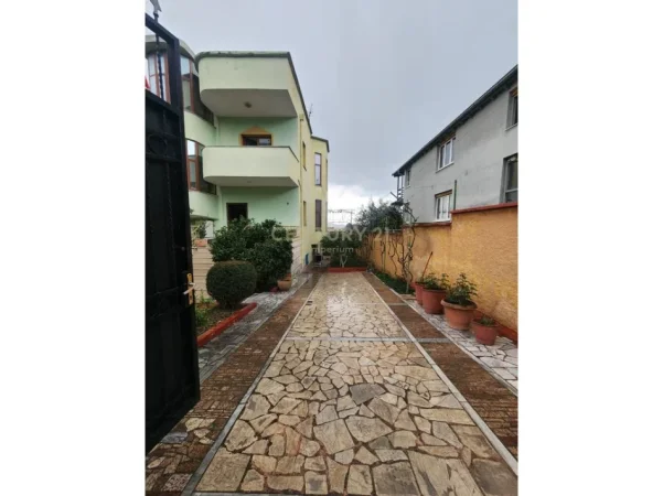 Tirane, shitet Vile 3 Katshe Kati 0, 440 m² 640.000 € (qytet studenti)