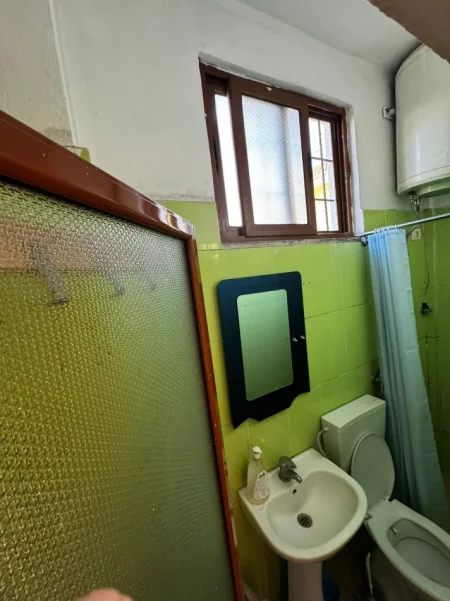 Tirane, jepet me qera shtepi 1+1 Kati 0, 60 m² 330 € (Rr. jordan Misja te Xhamia)