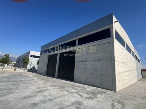 Tirane, jepet me qera magazine Kati 0, 2.200 m² 3.000 € (bubq)