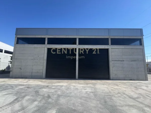 Tirane, jepet me qera magazine Kati 0, 2.200 m² 3.000 € (bubq)