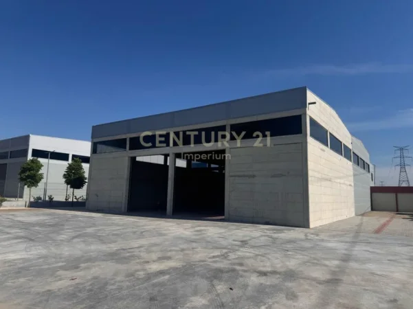 Tirane, jepet me qera magazine Kati 0, 2.200 m² 3.000 € (bubq)