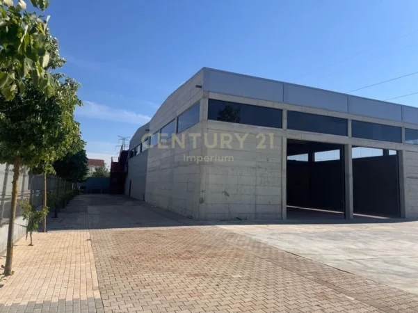 Tirane, jepet me qera magazine Kati 0, 2.200 m² 3.000 € (bubq)