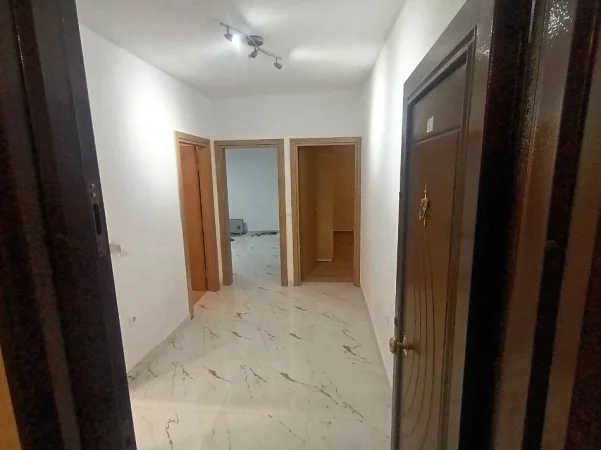 Tirane, jepet me qera apartament 1+1 Kati 5, 65 m² 300 € (Rruga Llambi Bonata)