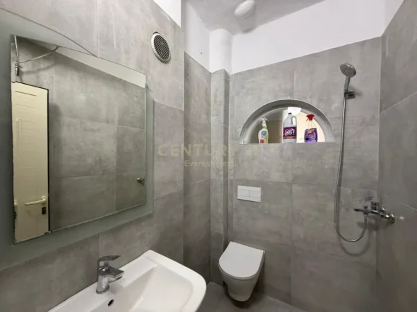 Tirane, jepet me qera apartament 1+1+Ballkon Kati 4, 50 m² 700 € (ish blloku)