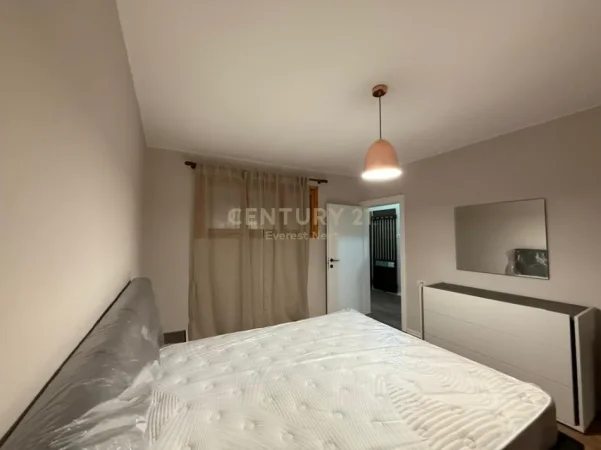 Tirane, jepet me qera apartament 1+1+Ballkon Kati 4, 50 m² 700 € (ish blloku)